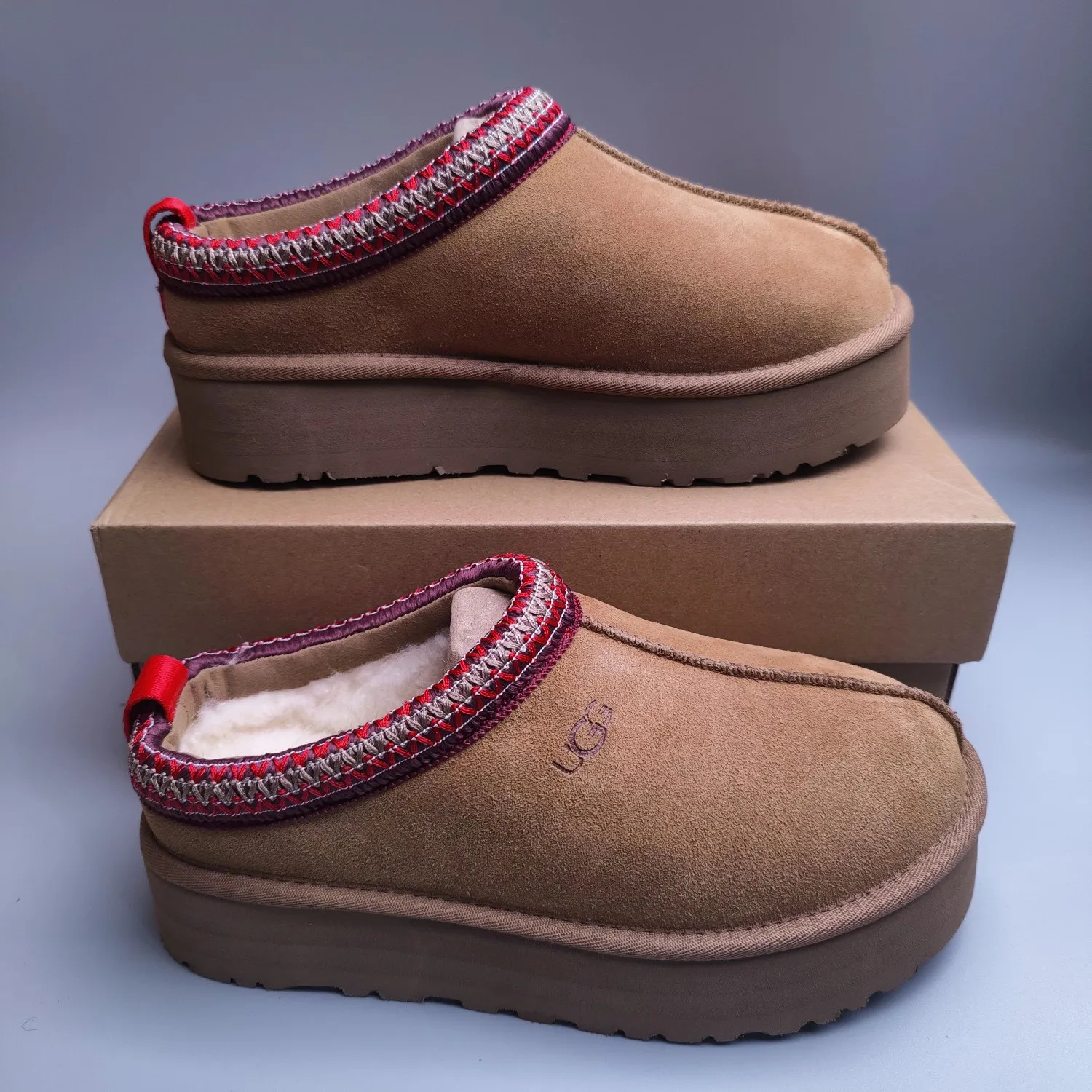 💰440 UGG sheepskin all-in-one snow boots 2553 co-branded national trend style thick-soled one-leg women’s snow boots🐾~ 🍭 A co-branded trendy item launched with well-known designer brands Feng Chen Wang and TELFAR. Zhou Dongyu & Wang Jiaer’s same style Fang Kete boots. The slip-on design makes it easy to put on and take off, and can be used indoors or outdoors. The exotic edging design is eye-catching, and it is definitely worth buying~ 🍭Material: cowhide➕sheep fur Outsole: rubber (light wing technology) 🍭Color: black, maroon, sand, dark green, light gray, chocolate, beige, walnut, brown, dark gray, red 🍭Number of codes: 35-42